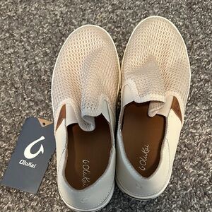 NWT Bramd new, never worn OluKai Pehuea Light Tan Mesh Slip-On Shoes. Size 7.